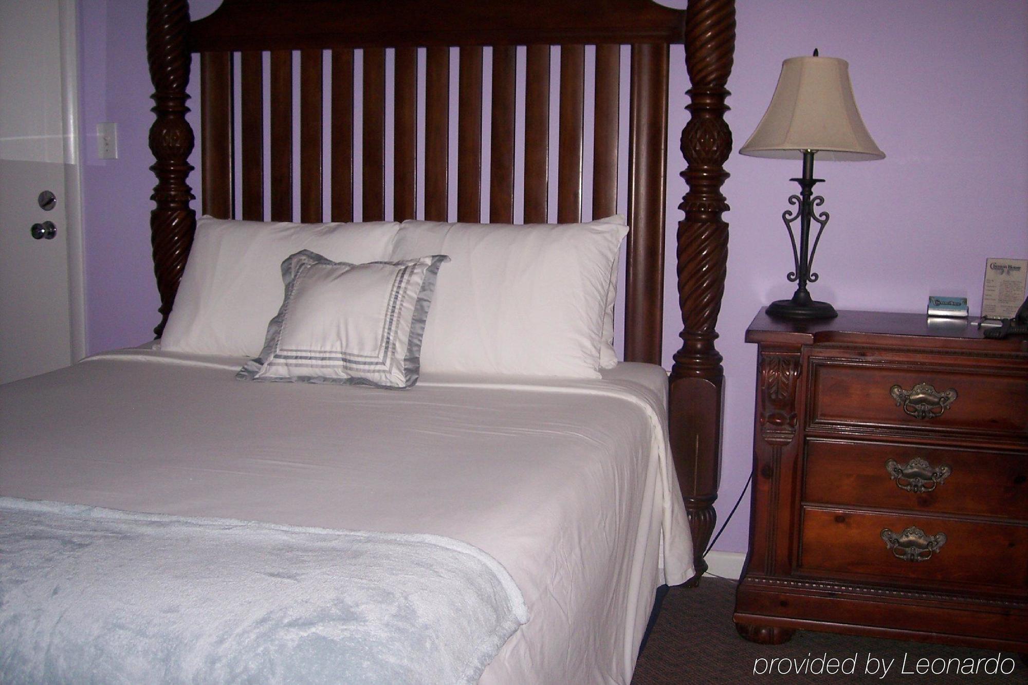 Cheston House - Clothing Optional All Male Hotel 3*